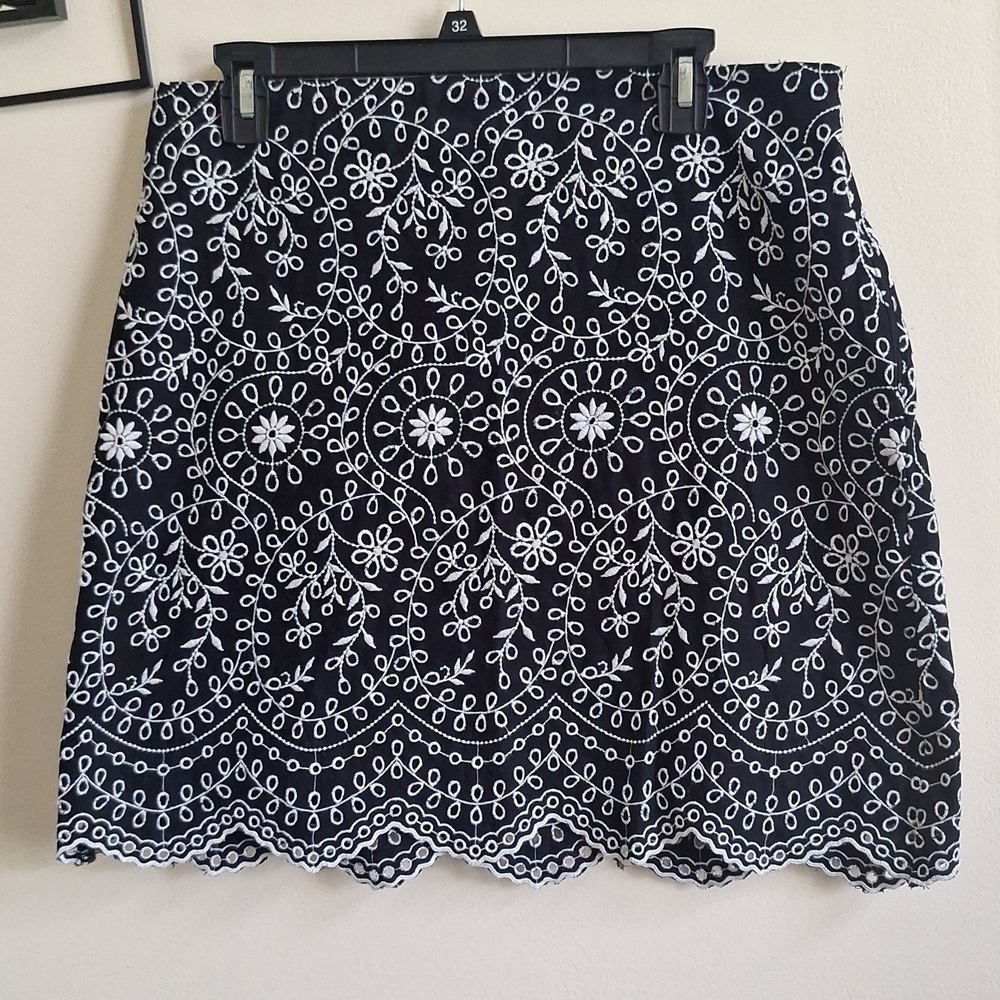 LOFT 100%Cotton Black and White Embroidered Floral Mini Skirt Size 10